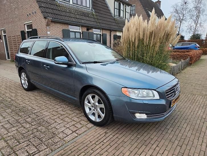 Blauw (metallic) Gebruikt 2013 Volvo V70 Momentum Stationwagen | € 6.900 (Super prijs) - Afbeelding 1/4
