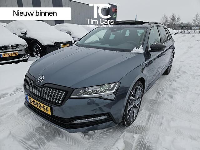 Grijs Occasion 2021 Skoda Superb SportLine Stationwagen | € 22.950 (Eerlijke prijs) - Afbeelding 1/4