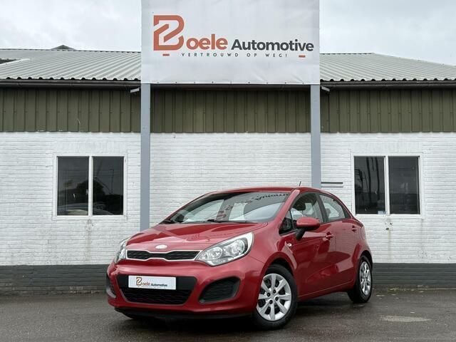 Rood Gebruikt 2013 Kia Rio Plus Hatchback | € 5.495 (Eerlijke prijs) - Afbeelding 1/4