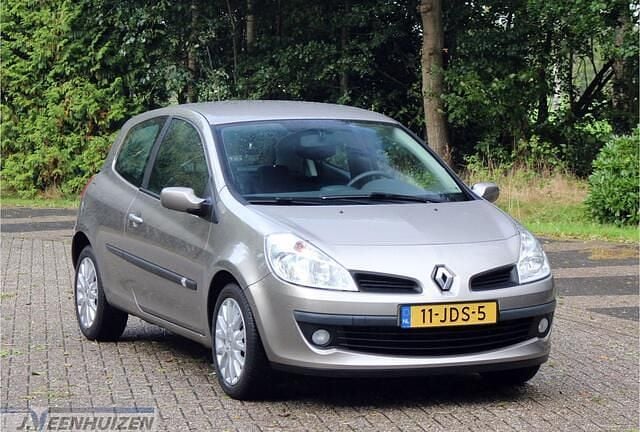 Beige Gebruikt 2009 Renault Clio II Collection Hatchback | € 2.999 (Eerlijke prijs) - Afbeelding 1/4