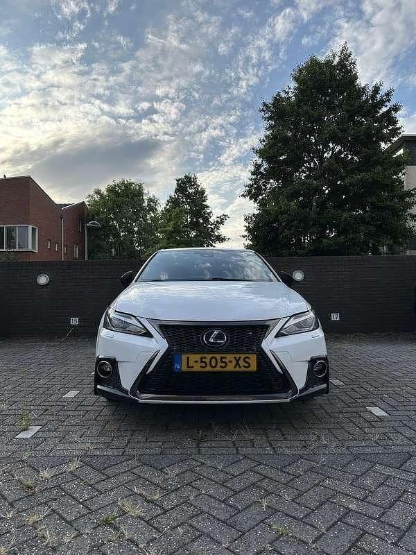 Wit Gebruikt 2017 Lexus CT200h Sport Line Hatchback | € 19.500 (Duur) - Afbeelding 1/4