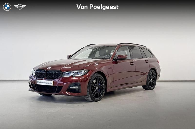 Rood (metallic) Occasion 2022 BMW 330e M Sport Stationwagen | € 36.800 (Eerlijke prijs) - Afbeelding 1/4