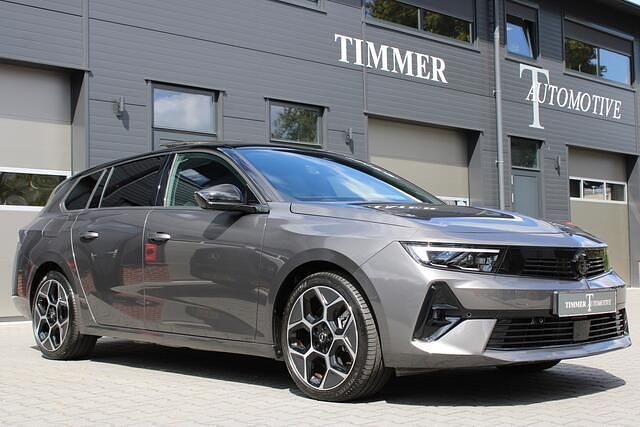 Grijs, metallic lak Gebruikt 2024 Opel Astra Ultimate Stationwagen | € 33.800 (Eerlijke prijs) - Afbeelding 1/3
