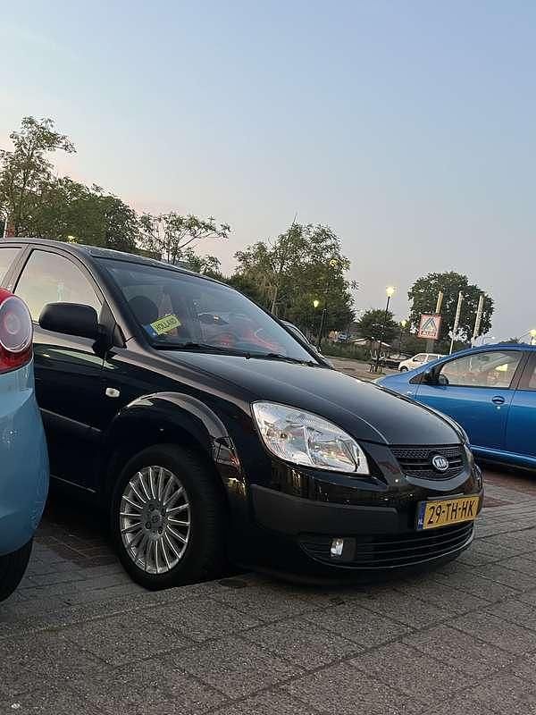 Zwart Occasion 2006 Kia Rio MPV | € 2.499 (Iets duurder) - Afbeelding 1/4