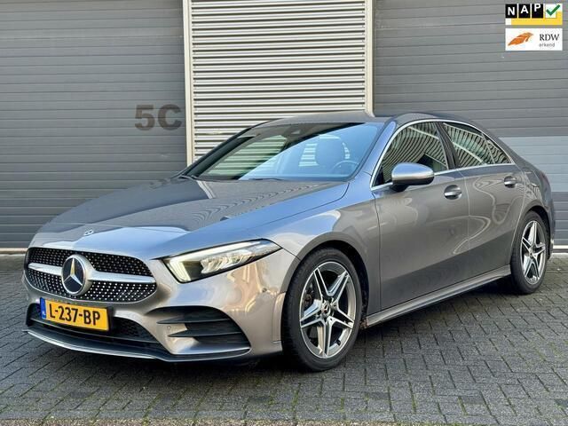 Grijs Gebruikt 2020 Mercedes A200 AMG line Sedan | € 24.950 (Eerlijke prijs) - Afbeelding 1/4
