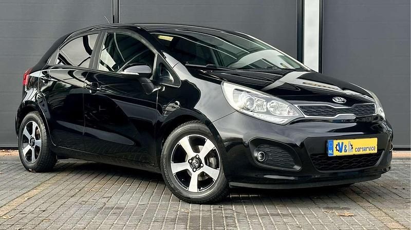 Zwart Gebruikt 2014 Kia Rio Hatchback | € 5.845 (Eerlijke prijs) - Afbeelding 1/4