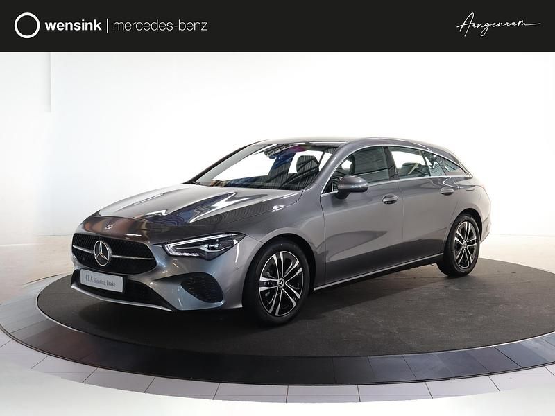 Grijs Nieuw 2025 Mercedes CLA180 Edition Sedan | € 41.402 - Afbeelding 1/4