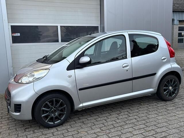 Occasion Peugeot 107 68 PK (50 kW) 2011 Grijs (metallic) Hatchback