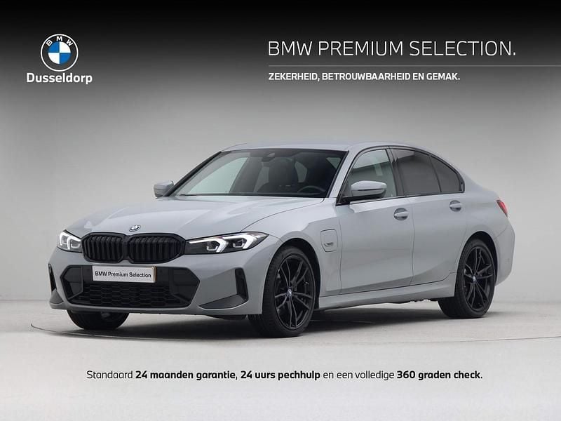 Grijs Gebruikt 2023 BMW 330e M Sport Sedan | € 39.950 (Goede deal) - Afbeelding 1/4