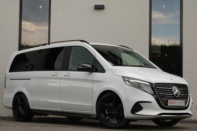 Wit Gebruikt 2024 Mercedes V220 Night MPV | € 71.950 (Eerlijke prijs) - Afbeelding 1/4