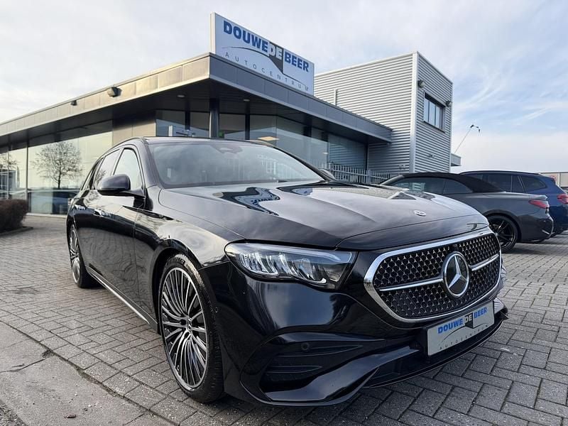 Zwart (metallic) Occasion 2024 Mercedes E300 AMG line Stationwagen | € 59.950 (Eerlijke prijs) - Afbeelding 1/4