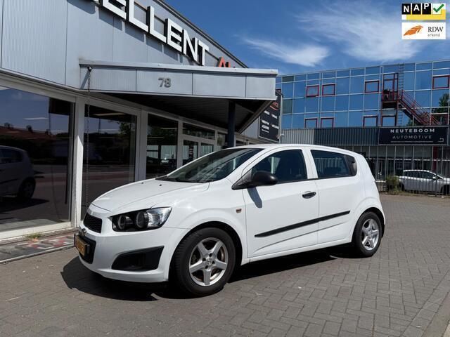 Wit, metallic lak Gebruikt 2011 Chevrolet Aveo LS Hatchback | € 2.450 (Eerlijke prijs) - Afbeelding 1/4
