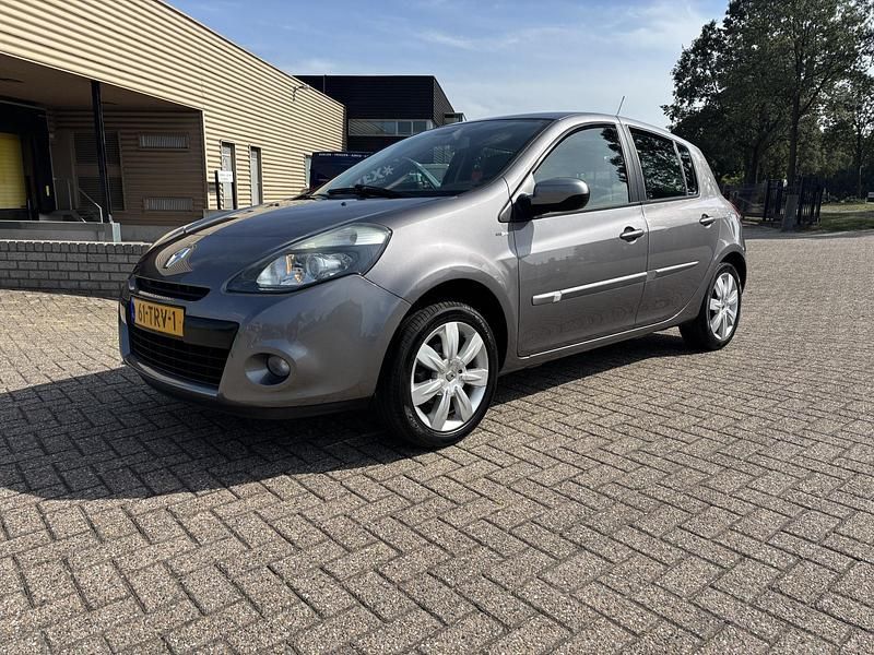 Grijs Occasion 2012 Renault Clio IV Night&Day Hatchback | € 6.745 (Eerlijke prijs) - Afbeelding 1/4