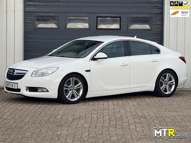 Wit Gebruikt 2010 Opel Insignia Edition Hatchback | € 6.750 (Eerlijke prijs) - Afbeelding 1/4