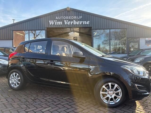 Zwart (metallic) Occasion 2015 Hyundai i20 Hatchback | € 7.950 (Eerlijke prijs) - Afbeelding 1/4
