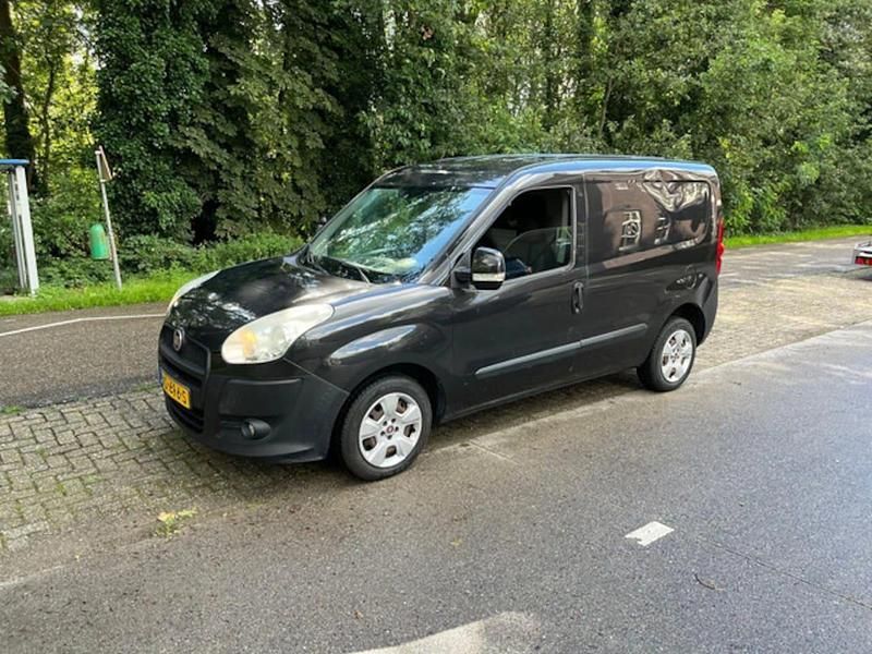 Zwart (metallic) Gebruikt 2013 Fiat Doblò MPV | € 2.500 - Afbeelding 1/4