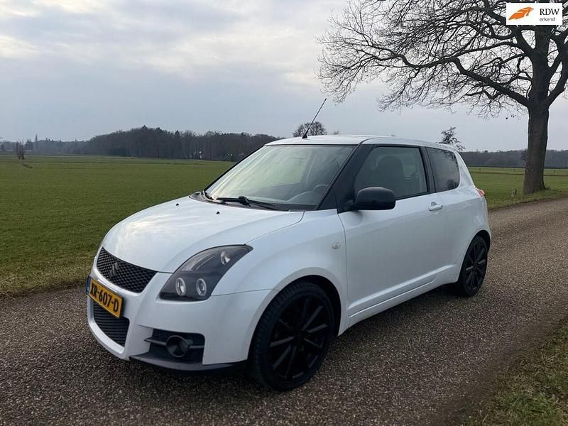 Wit (metallic) Occasion 2010 Suzuki Swift Sport Hatchback | € 4.999 (Eerlijke prijs) - Afbeelding 1/4