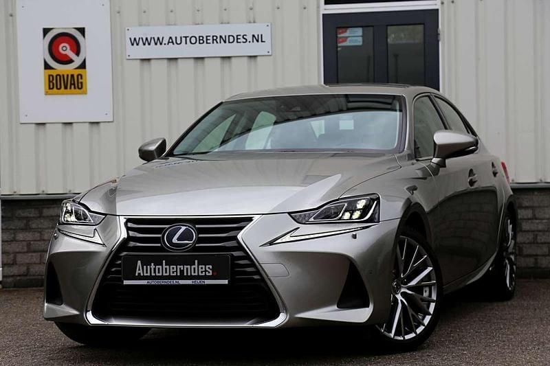 Grijs, metallic lak Gebruikt 2021 Lexus IS300 Sedan | € 35.900 - Afbeelding 1/4