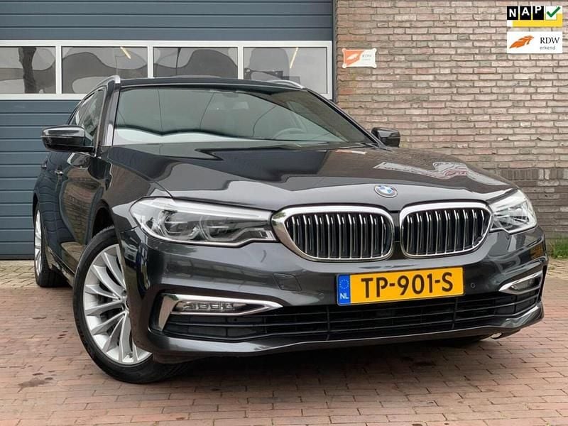 Grijs (metallic) Gebruikt 2018 BMW 520 Executive Stationwagen | € 22.940 (Eerlijke prijs) - Afbeelding 1/4