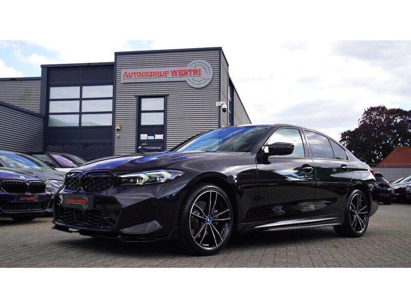 Zwart Gebruikt 2024 BMW 330 Sedan | € 47.995 (Eerlijke prijs) - Afbeelding 1/4