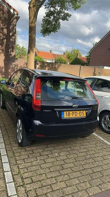 Zwart Gebruikt 2004 Ford Fiesta Futura Hatchback | € 925 (Eerlijke prijs) - Afbeelding 1/4