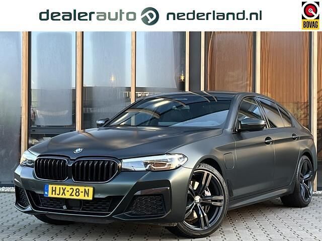 Zwart Gebruikt 2022 BMW 545e M Sport Sedan | € 39.950 - Afbeelding 1/4