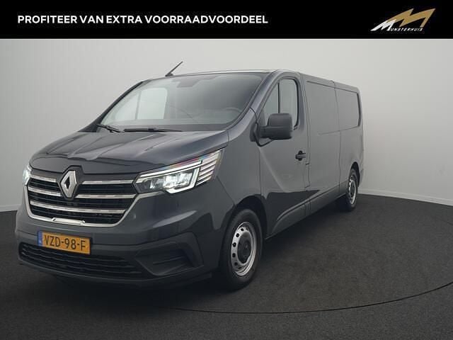 Grijs (metallic) Gebruikt 2023 Renault Trafic Komfort MPV | € 22.900 (Goede deal) - Afbeelding 1/4