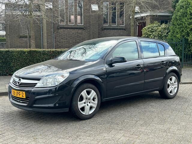 Zwart Gebruikt 2009 Opel Astra Edition Hatchback | € 2.950 (Iets duurder) - Afbeelding 1/4