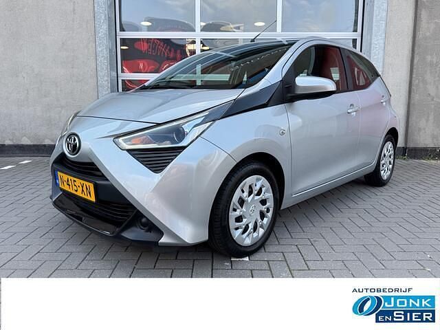 Grijs Gebruikt 2022 Toyota Aygo X-play Hatchback | € 13.790 (Goede deal) - Afbeelding 1/4