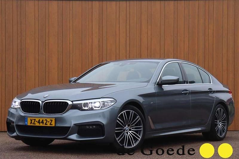 Grijs Gebruikt 2019 BMW 520 Efficient Dynamics Sedan | € 34.940 (Eerlijke prijs) - Afbeelding 1/4