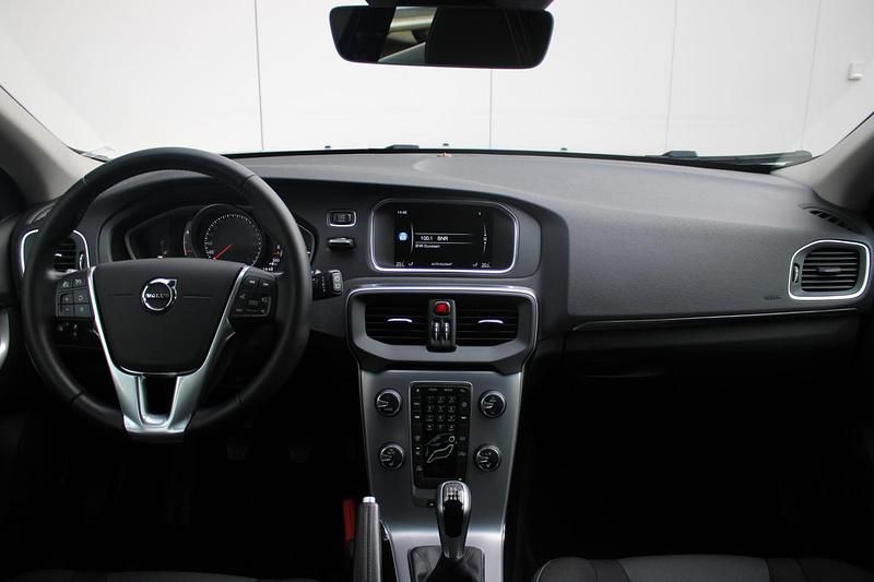 Occasion Volvo V40 Momentum 123 PK (90 kW) 2016 Blauw Hatchback