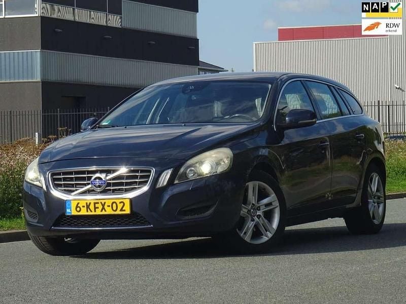 Blauw, metallic lak Gebruikt 2013 Volvo V60 Momentum Stationwagen | € 3.999 (Eerlijke prijs) - Afbeelding 1/4