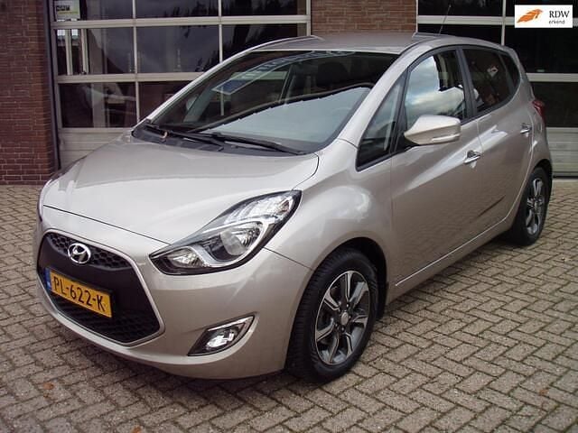Grijs (metallic) Gebruikt 2017 Hyundai ix20 GO! Hatchback | € 10.950 (Goede deal) - Afbeelding 1/4