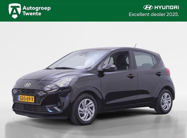 Phantom black (zwart metallic) Gebruikt 2024 Hyundai i10 Comfort Hatchback | € 16.245 (Eerlijke prijs) - Afbeelding 1/4