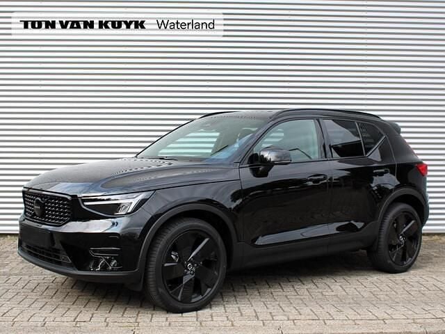 Zwart Nieuw 2025 Volvo XC40 Plus SUV | € 58.450 - Afbeelding 1/4