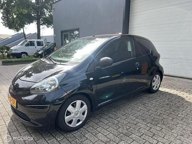 Zwart Gebruikt 2007 Toyota Aygo Hatchback | € 1.749 (Eerlijke prijs) - Afbeelding 1/4