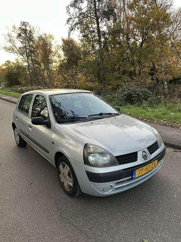 Grijs Gebruikt 2001 Renault Clio II Hatchback | € 750 (Eerlijke prijs) - Afbeelding 1/4
