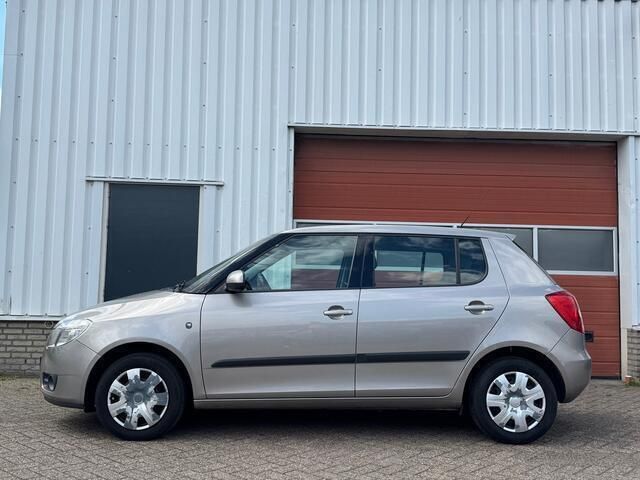 Beige Gebruikt 2008 Skoda Fabia Ambiente Hatchback | € 1.999 (Eerlijke prijs) - Afbeelding 1/4