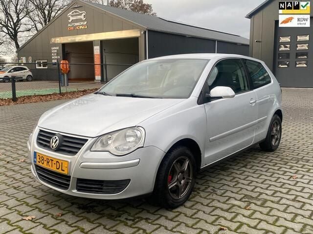 Grijs, metallic lak Gebruikt 2005 VW Polo Comfortline Hatchback | € 2.299 (Eerlijke prijs) - Afbeelding 1/4