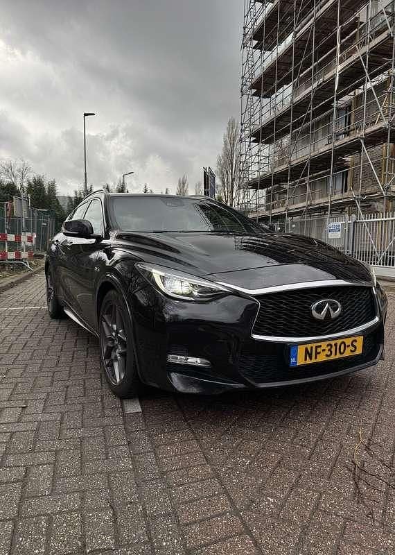 Occasion Infiniti Q30 Sport Tech 211 PK (155 kW) 2017 Zwart MPV