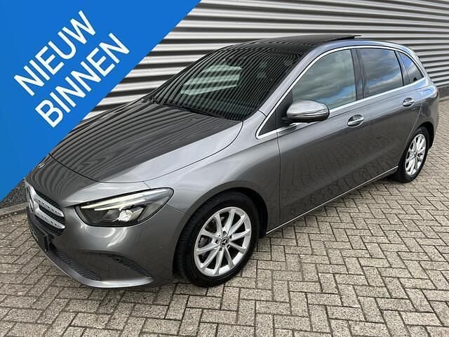 Grijs Gebruikt 2019 Mercedes B180 MPV | € 23.950 (Eerlijke prijs) - Afbeelding 1/4