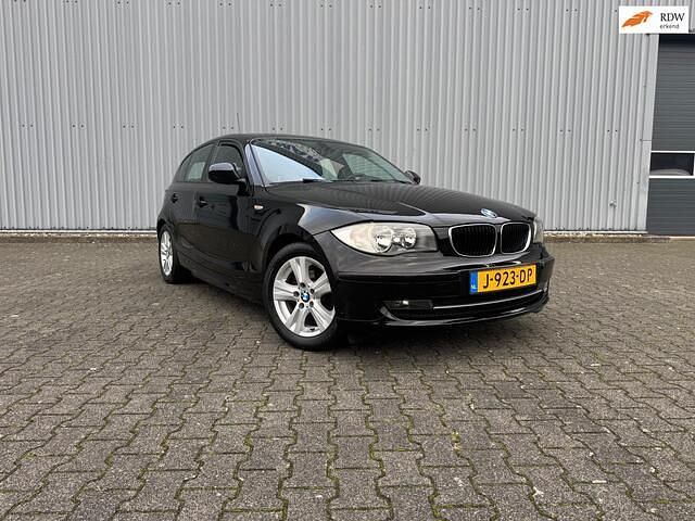 Zwart (metallic) Gebruikt 2011 BMW 116 Hatchback | € 5.999 (Eerlijke prijs) - Afbeelding 1/3