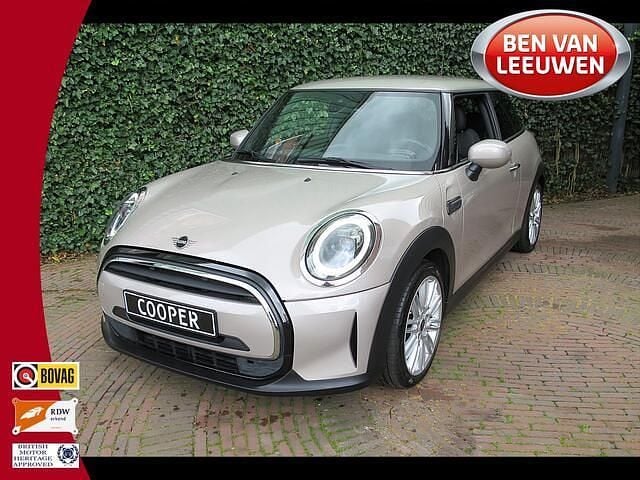 Grijs Gebruikt 2023 Mini Cooper Classic Hatchback | € 26.950 (Eerlijke prijs) - Afbeelding 1/4