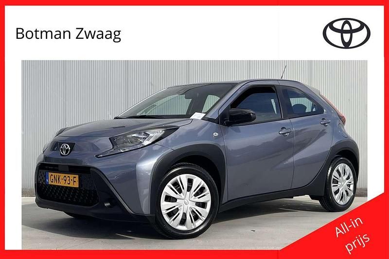 Grijs Gebruikt 2024 Toyota Aygo Play Hatchback | € 18.999 (Eerlijke prijs) - Afbeelding 1/4