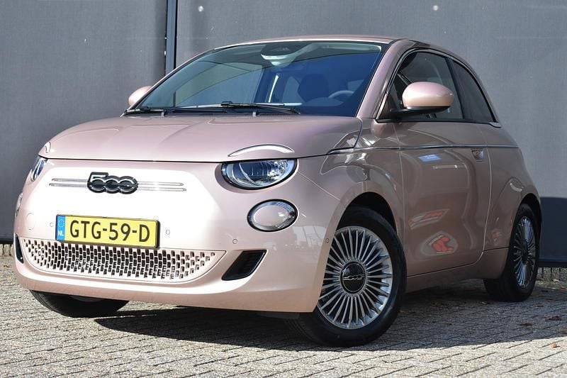 Rood Nieuw 2024 Fiat 500e Urban Hatchback | € 25.595 (Eerlijke prijs) - Afbeelding 1/4