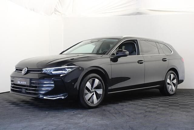 Zwart Gebruikt 2024 VW Passat Business Stationwagen | € 33.999 (Iets duurder) - Afbeelding 1/4