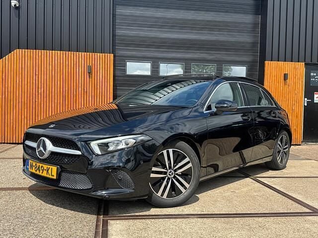 Zwart Gebruikt 2021 Mercedes A180 Business Hatchback | € 27.999 (Goede deal) - Afbeelding 1/4