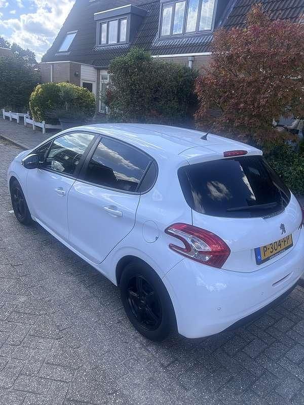 Wit Gebruikt 2015 Peugeot 208 Style Hatchback | € 4.000 (Super prijs) - Afbeelding 1/4
