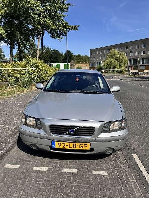 Grijs Occasion 2002 Volvo S60 Sedan | € 700 (Super prijs) - Afbeelding 1/4
