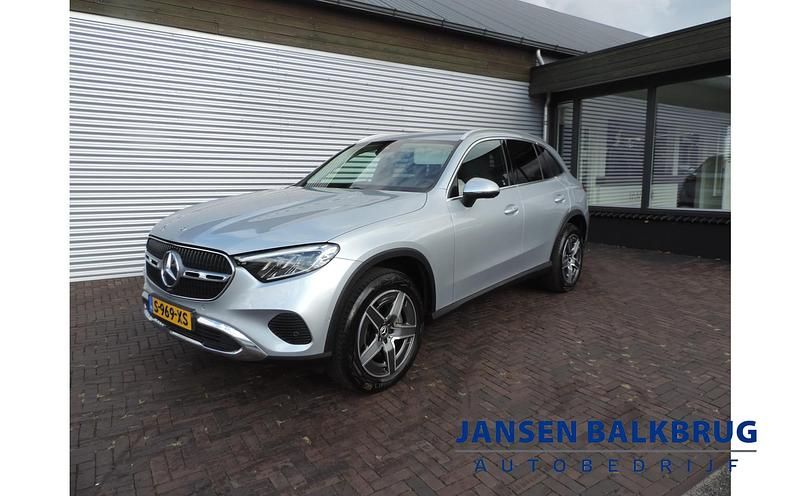 Grijs Occasion 2023 Mercedes GLC300e Luxury SUV | € 53.985 - Afbeelding 1/4